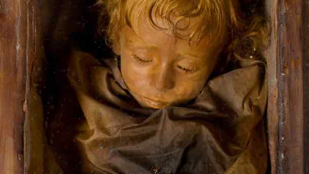 child-mummy-sicily_12958_610x343