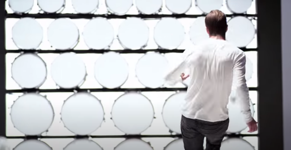 Beckham mostra como fazer musica com bolas de futebol