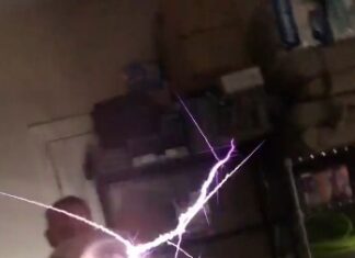 Sujeito constrói uma pistola com uma bobina Tesla