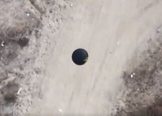 Estranho video de uma esfera preta levitando registrado de perto por um drone em 4K