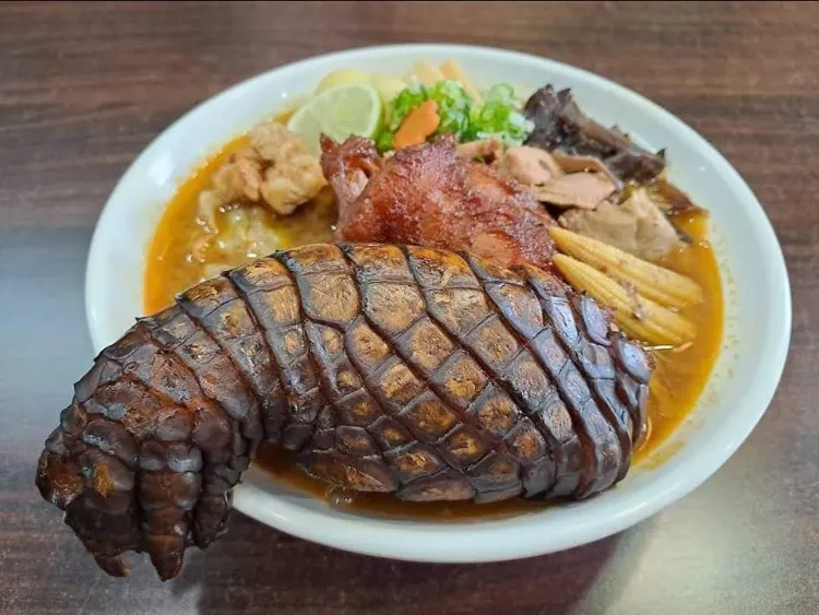 Godzilla Ramen | Bizarro | bizarro, comida, estranho, godzilla
