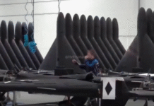 Como é uma fabrica de drones de guerra?