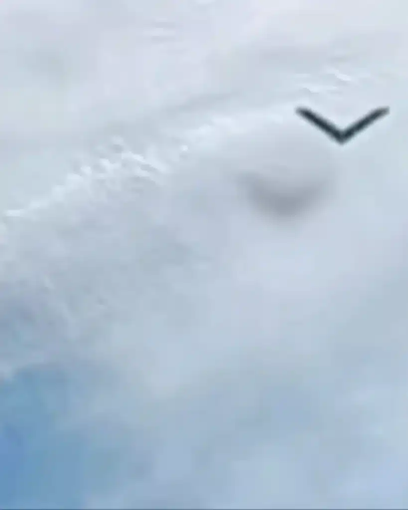 Boomerang shaped UFO spotted on ISS livestream 2 819x1024 1 | Polêmica | estranho, nave, polêmica, ufo