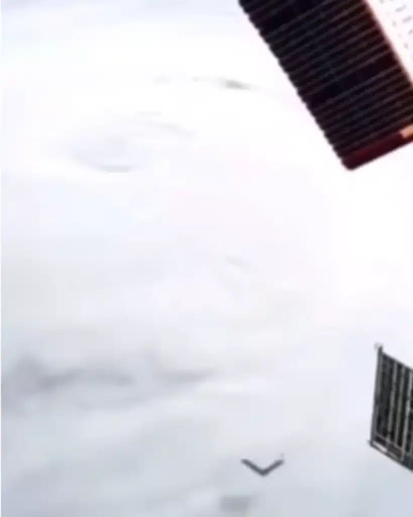 Boomerang shaped UFO spotted on ISS livestream 1 819x1024 1 | Polêmica | estranho, nave, polêmica, ufo