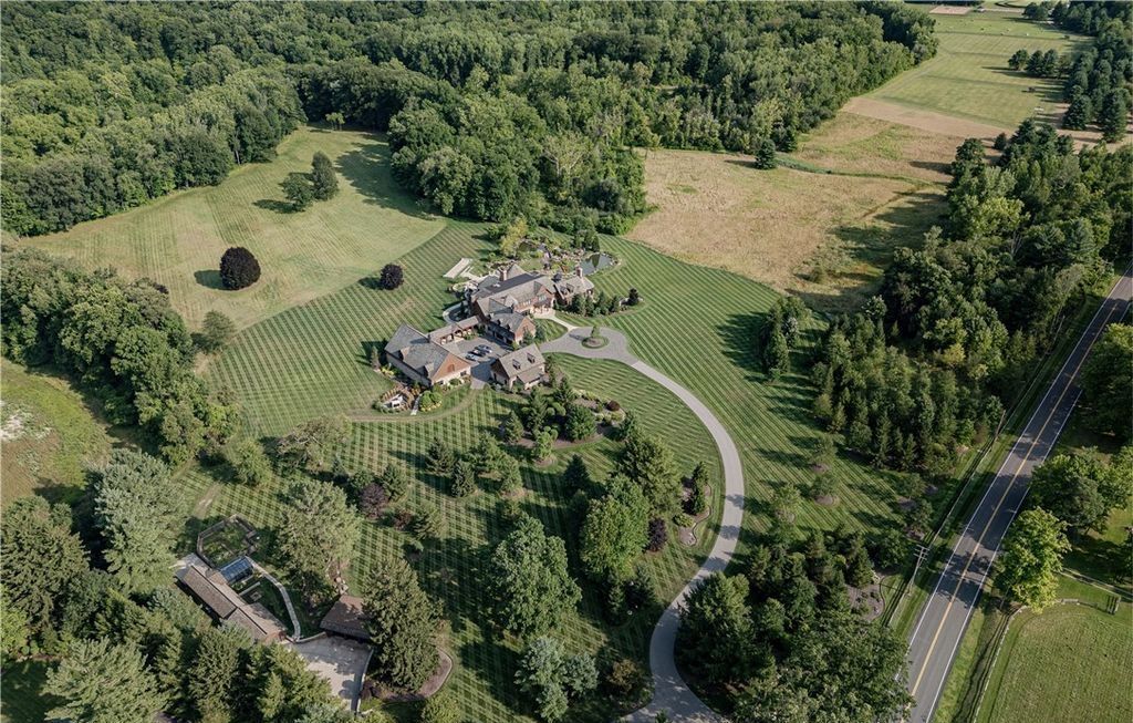 Masterpiece Estate in Ohio with Unique Amenities and Impeccable Craftsmanship Listed for 19995000 2 | Arquitetura | Arquitetura