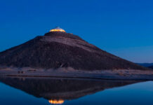 A casa domo no topo do vulcão