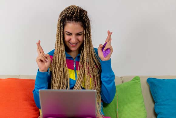 una chica adolescente linda haciendo compras en linea con su tarjeta de credito y una computadora portatil en casa | Foto gump do dia | dicas